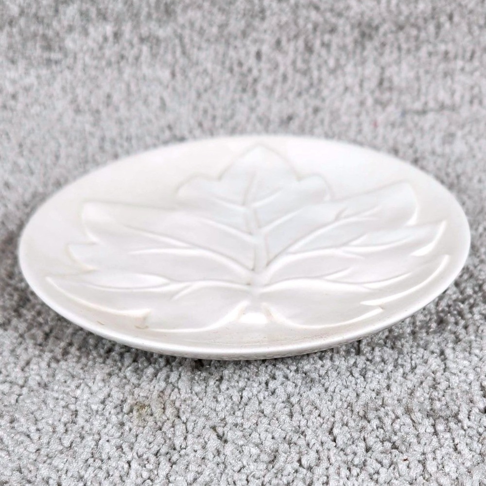 Currant Leaf Small Plate White Embossed‎ Kathy Killip 2004 5" Demdaco